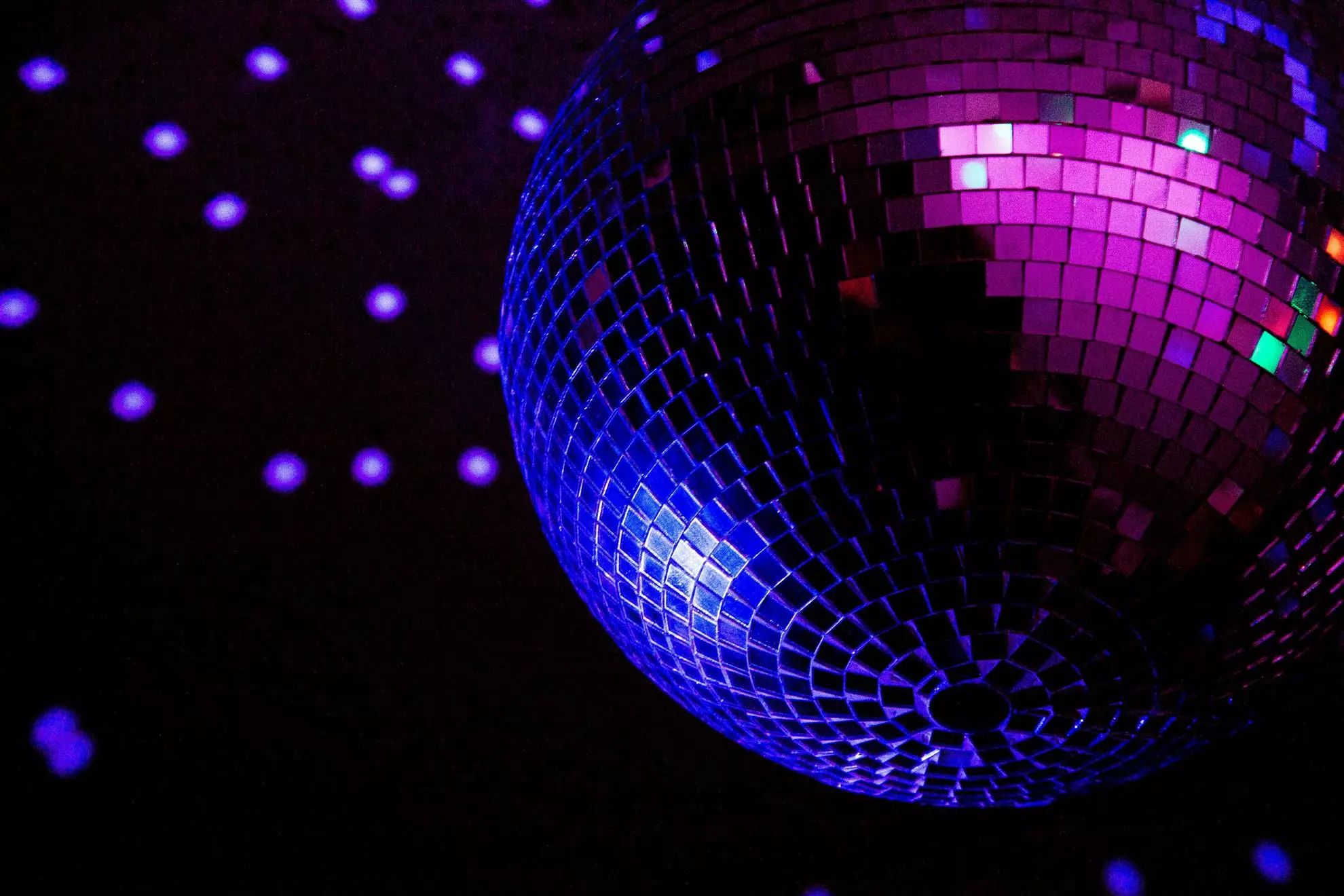 Palla da discoteca splendente in tonalità viola e blu, creando un'atmosfera festosa e vivace.
