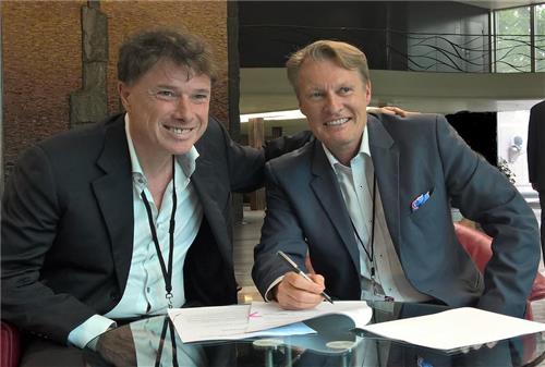 Enzo Mazza, presidente di SCF, con John Kristensen, CEO della Gramex (Danimarca)